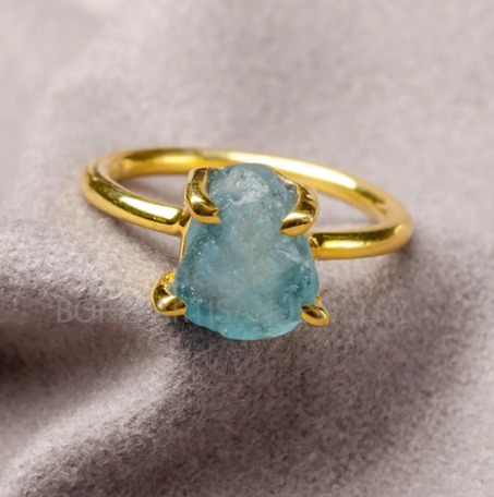 خاتم من حجر الزبرجد الخام: فضة إسترليني مطلية بالذهب عيار 14 قيراط، مجوهرات بوهيمية