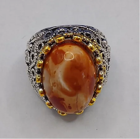 خاتم متوج بحجر عقيق كبدي يمني : تصميم فاخر