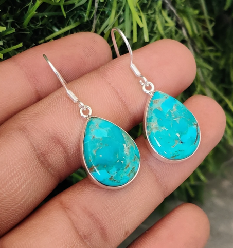 أقراط فيروزية تبتيية مصنوعة يدويًا: أحجار كريمة متدلية من الفضة الإسترلينية