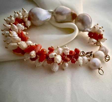 سوار من الفضة الإسترلينية مرصع بمرجان البحر الأبيض المتوسط ولآلئ المياه العذبة الطبيعية