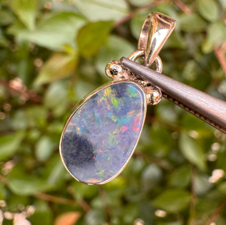 قلادة مصنوعة يدويًا من الفضة الإسترلينية مرصعة بحجر أوبال أزرق - مجوهرات من الأحجار الكريمة