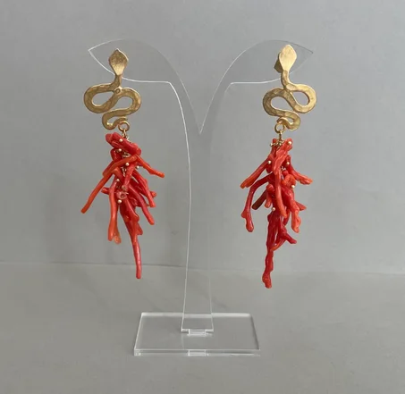 اقراط من المرجان المتوسطي الأصلي، أقراط عنقودية، أقراط طويلة متدلية، أقراط صقلية، وأقراط على شكل ثعبان.