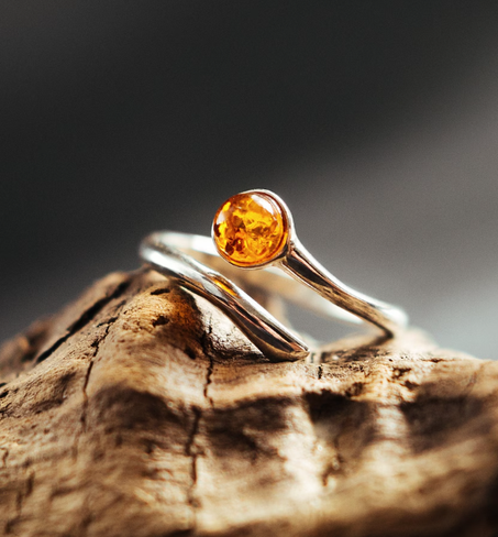 خاتم قابل للتعديل من الفضة الإسترلينية مع العنبر البلطيقي الطبيعي - تصميم بسيط مصنوع يدويًا