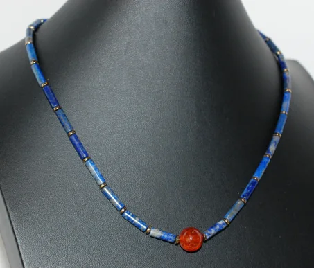 قلادة مطرزة مستوحاة من الطراز المصري مصنوعة من اللازورد والعقيق والبيريت. طولها 20 بوصة.