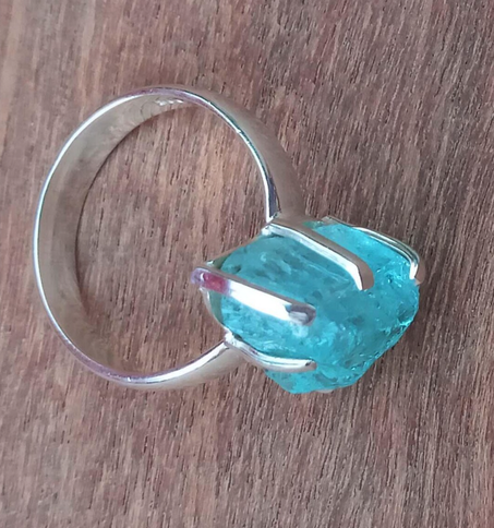 خاتم فضة مرصع بحجر الزبرجد الخام: خاتم مصنوع يدويًا بأحجار كريمة زرقاء