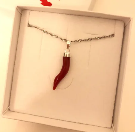 قلادة أصلية مصنوعة من قرن المرجان الأحمر غير المصبوغ مثبتة على الفضة؛ قرن، تميمة، إطار أحمر، قرن محظوظ