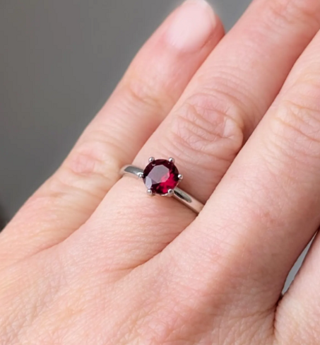 خاتم قابل للتعديل من الفضة الاسترلينية عيار 925 مرصع بالياقوت الأحمر – سوليتير أنيق – حجر مواليد شهر يوليو – هدية عيد ميلاد للنساء