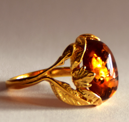 خاتم مزخرف على الطراز العتيق من العنبر البلطيقي الطبيعي والفضة الإسترلينية عيار 925 المطلية بالذهب عيار 18 قيراطًا