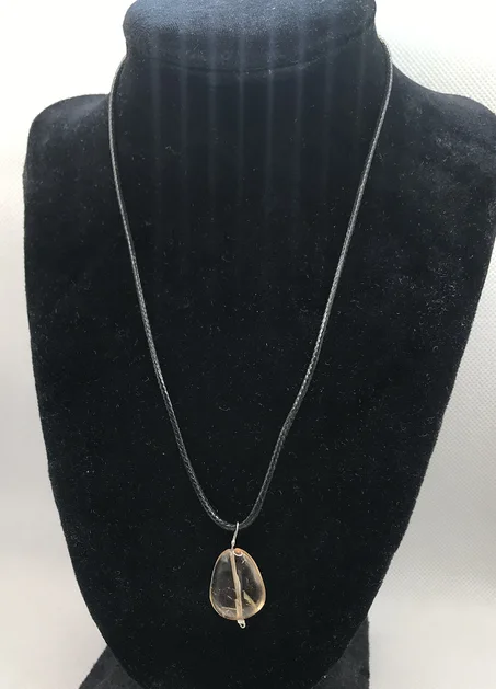 قلادة من حجر السترين