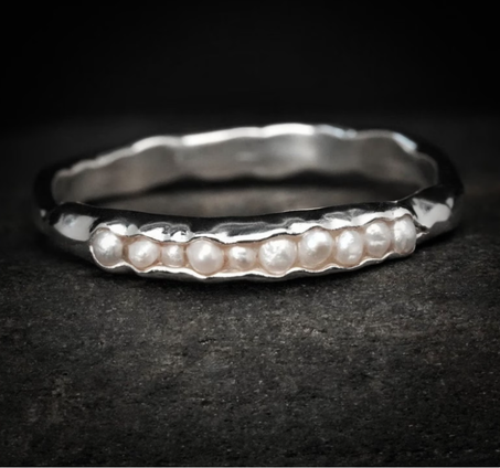 خاتم لؤلؤ. خاتم مرصع بلؤلؤة بيضاء صغيرة من المياه العذبة. خاتم زواج فريد من نوعه مرصع بلؤلؤة بيضاء طبيعية من المياه العذبة. خاتم لؤلؤ أبيض