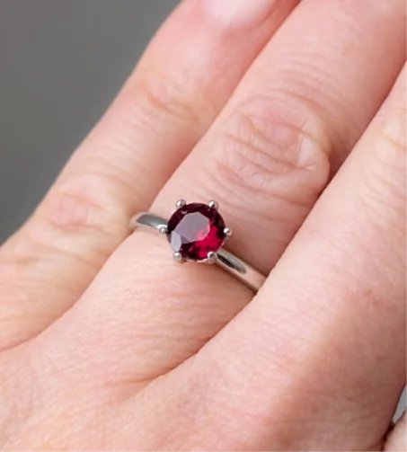 خاتم قابل للتعديل من الفضة الاسترلينية عيار 925 مرصع بالياقوت الأحمر – سوليتير أنيق – حجر مواليد شهر يوليو – هدية عيد ميلاد للنساء