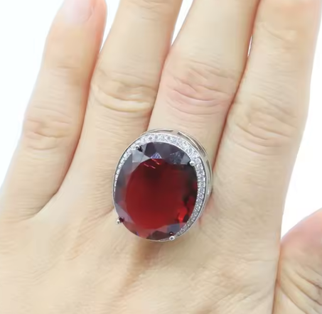 خاتم من الفضة مرصع بحجر  الياقوت الأحمر الدموي الكريم