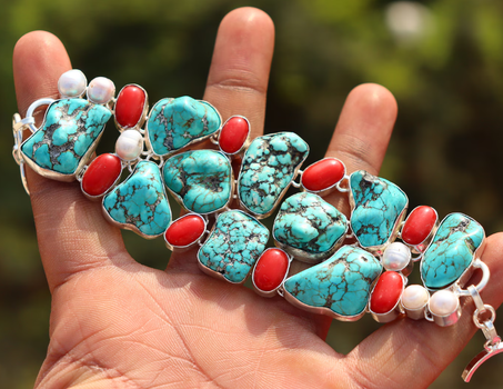 سوار مصنوع يدويًا من الفيروز والمرجان واللؤلؤ: مجوهرات عتيقة مطلية بالفضة