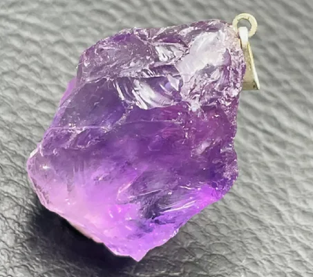 قلادة حجر جمشت طبيعي Pendentif en améthyste du Brésil brut