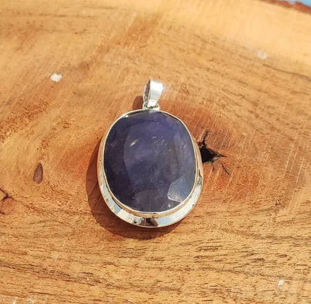 قلادة من الفضة الإسترلينية عيار 925 مرصعة بالياقوت الأزرق الخام: مجوهرات مصنوعة يدويًا من الأحجار الكريمة