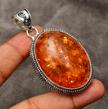 قلادة من الفضة الإسترلينية مع العنبر البلطيقي: مجوهرات بيضاوية مصنوعة يدويًا من الأحجار الكريمة