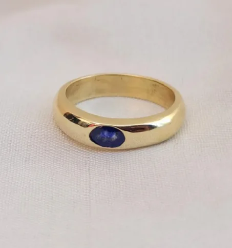 خاتم من الذهب عيار 22 قيراطًا مرصع بحجر من الياقوت الأزرق