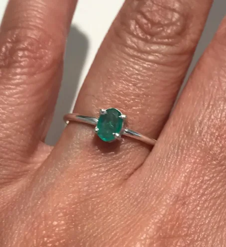 خاتم من الزمرد الخام: فضة إسترليني، حجر مصقول، مقاس 6