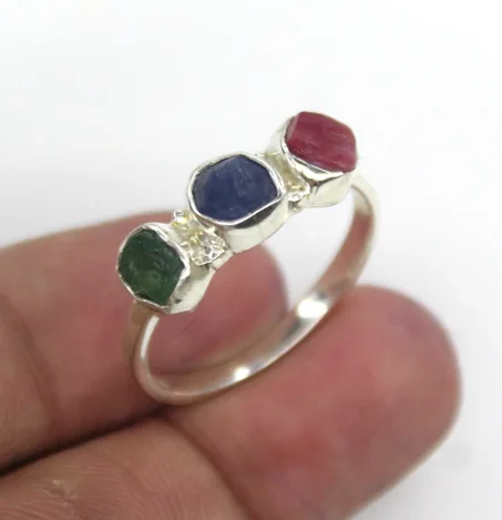 خاتم من الياقوت الأزرق الخام الطبيعي بثلاثة رؤوس، خاتم من الزمرد، خاتم من الياقوت الأحمر، خاتم بوهيمي هيبي، خاتم عتيق خام، خاتم رقيق، خاتم من الأحجار الكريمة الخام