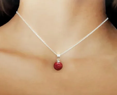 قلادة من المرجان الأحمر والفضة عيار 925 للنساء