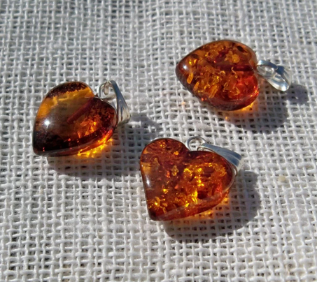 قلادة على شكل قلب من العنبر البلطيقي الطبيعي.