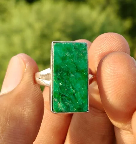 خاتم من الزمرد الخام | أحجار كريمة خام مستطيلة | إطار من الفضة الإسترليني عيار 925 | هدية مجوهرات حجر بخت شهر مايو