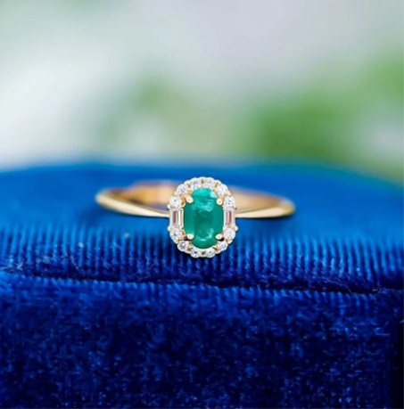 خاتم رقيق مع زمرد حقيقي: مصنوع يدويًا من الفضة الإسترلينية، وهو حجر الميلاد الحقيقي لشهر مايو.