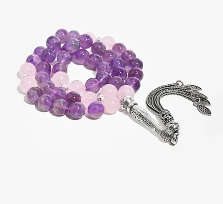 سبحة روحانية من الجمشت وكوارتز روز – صفاء وطمأنينة في كل لمسة