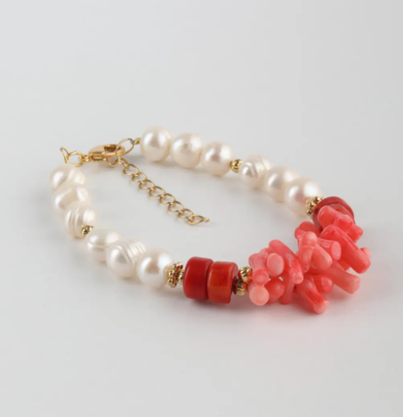 سوار يدوي الصنع من الخرز والمرجان قابل للتعديل مع مشبك مطلي بالذهب