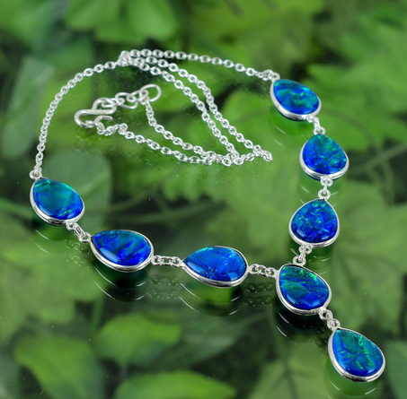 قلادة من فضة إسترليني عيار 925 مرصعة بحجر أوبال ناري أزرق ثلاثي. قلادة فضية مصنوعة يدويًا مرصعة بحجر أوبال ناري ثلاثي، هدية مثالية لها