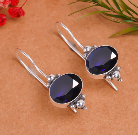 أقراط من الفضة الإسترلينية مرصعة بالياقوت الأزرق: مجوهرات مصنوعة يدويًا من الأحجار الكريمة