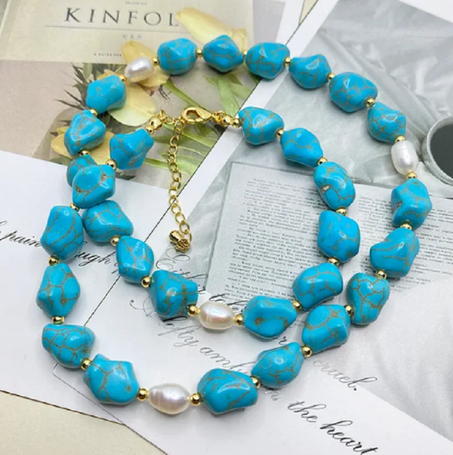 كوليي حجر فيروز مع الجوهر الحر