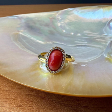 خاتم من الفضة الإسترلينية مزين بلفة من المرجان الأحمر المتوسطي الأصلي ومرصع بأحجار الزركون. مصنوع يدويًا في إيطاليا.
