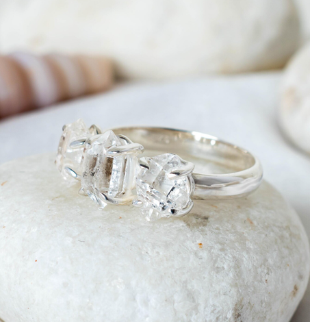 خاتم ألماس خام غير مصقول، خاتم ثلاثي الأحجار، خاتم كريستال خام، خاتم مصنوع يدويًا، جوهرة شهر أبريل، هدية لها