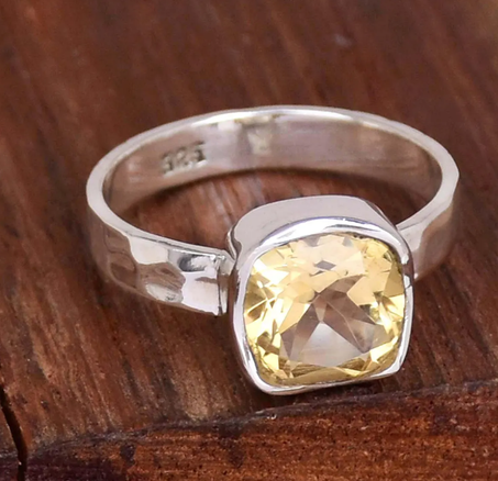 خاتم من حجر السترين بقطع وسادة: خاتم عصري من الفضة الإسترلينية المطروقة