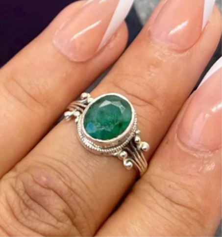 خاتم من الفضة الإسترلينية مرصع بزمرد أخضر: مجوهرات مصنوعة يدويًا من الأحجار الكريمة عيار 925