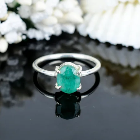خاتم من الفضة والزمرد الخام: خاتم وعد مصنوع يدويًا بتصميم بسيط