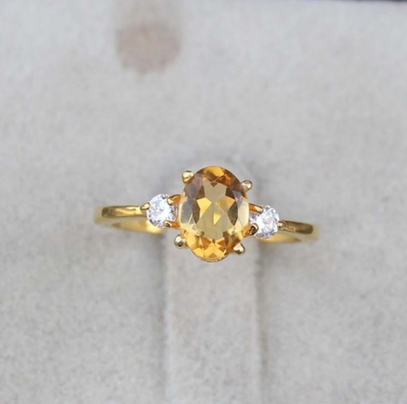 خاتم من حجر السترين الطبيعي: حجر كريم بيضاوي، فضة إسترلينية مطلية بالذهب