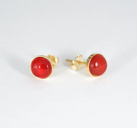 قرط من العقيق الطبيعي، مطلي بالذهب.