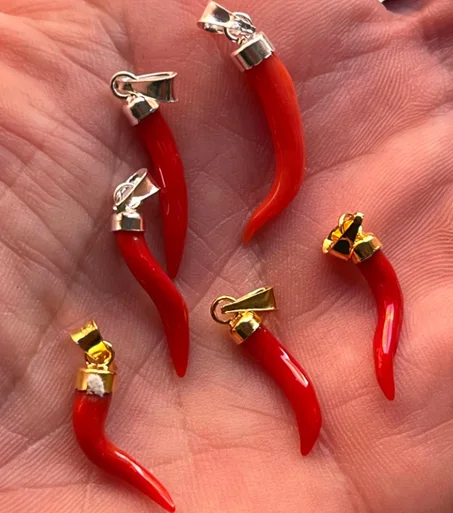 تميمة حظ من قرن المرجان الأحمر، قلادة تميمة، مجوهرات واقية، هدية فريدة من نوعها، حجر طبيعي 2.5 سم