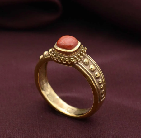خاتم ذهبي مصنوع يدويًا من المرجان الأحمر: مجوهرات بوهيمية عتيقة عصرية