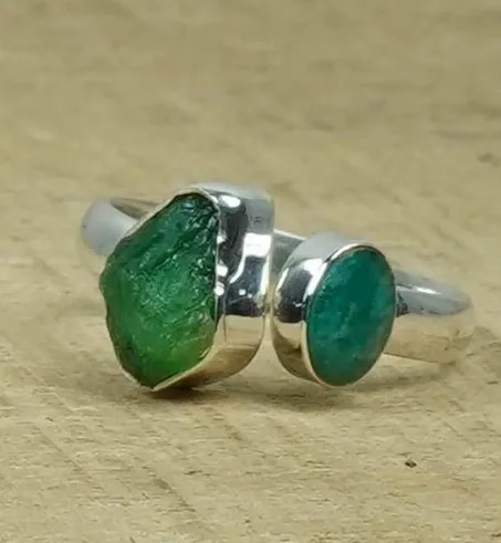 خاتم من الفضة الإسترلينية مرصع بزمردة خام: حجر كريم مصقول، حجر بخت شهر مايو