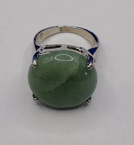 خاتم فضي عليه حجر من الجاد الاخضر الطبيعي