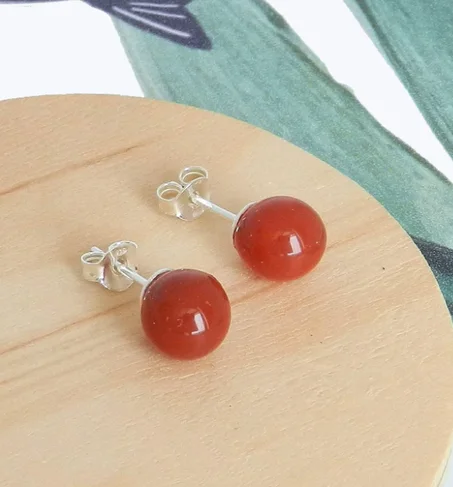 أقراط كروية من حجر العقيق الأحمر على الفضة