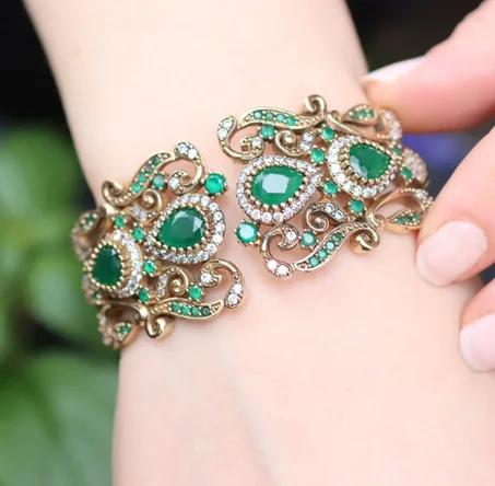 Bracelet manchette en argent et émeraude