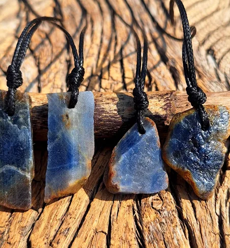 قلادة من الياقوت الأزرق الخام، قلادة من حبل جلدي، حجر مواليد شهر سبتمبر، حجر كريم أزرق، ياقوت أزرق خام على حبل، طول مخصص، تصميم بسيط