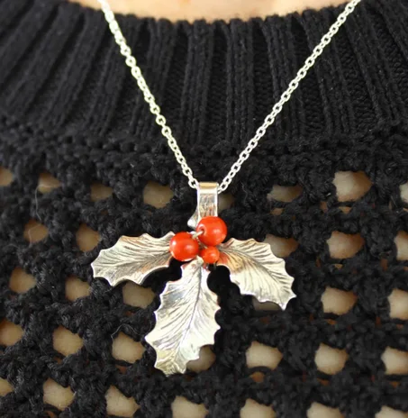 قلادة هولي من الفضة الإسترلينية: قلادة نباتية مع توت المرجان الأحمر