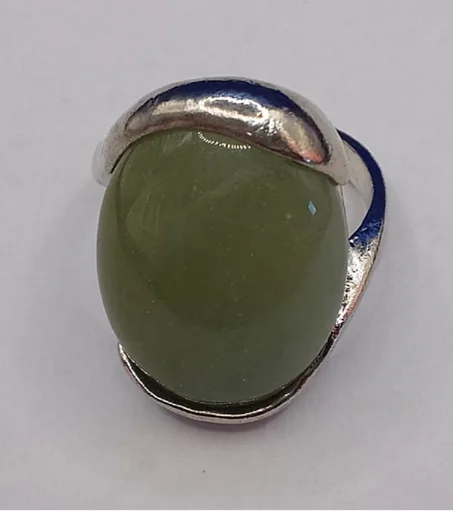 خاتم فضي عليه حجر من الجاد الاخضر الطبيعي