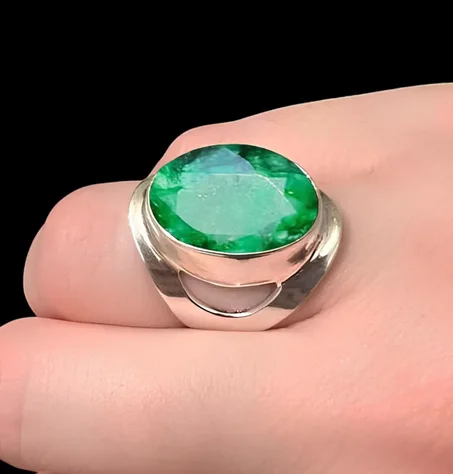 خاتم من الفضة والزمرد الخام، قطعة مجوهرات فنية مصنوعة يدويًا، خاتم بوهيمي مستوحى من الطبيعة، هدية لها، خاتم فريد من نوعه مرصع بالكريستال الأخضر، جميع المقاسات