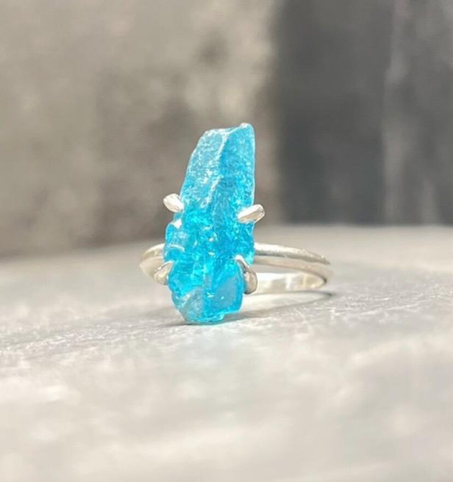 خاتم من حجر الزبرجد الخام: مجوهرات مصنوعة يدوياً من الفضة الإسترليني مع حجر الميلاد